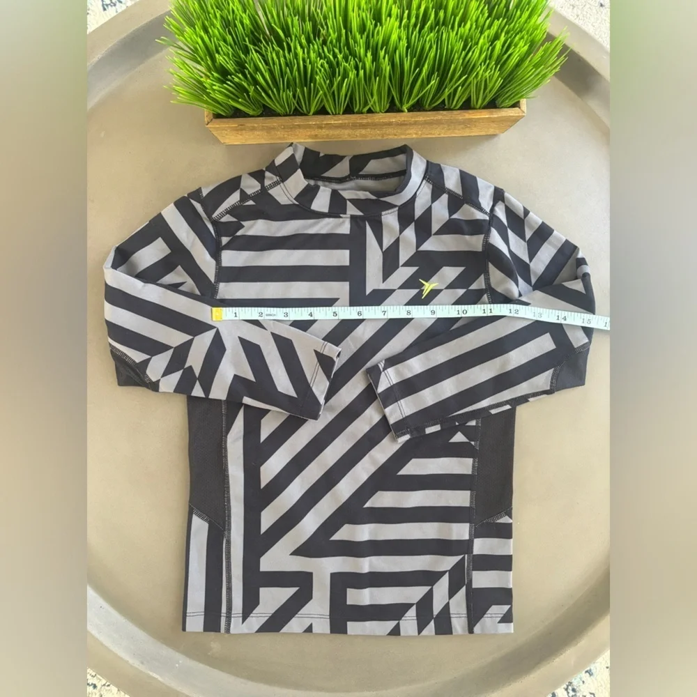 Old Navy Black and Gray Geometric Long Sleeve Dri Fit Size XS